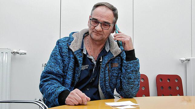 Heinrich Löhrer hängt in der Warteschleife der Patienten-Hotline fest. Er ärgert sich darüber, wie kompliziert es ist, einen ...