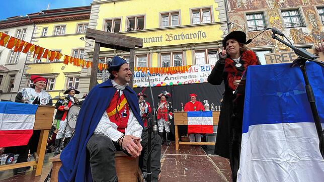 Bild 32: Schmotziger Dunschtig: Auf dem Obermarkt fällt das Jakobiner-Tribunal sein Urteil