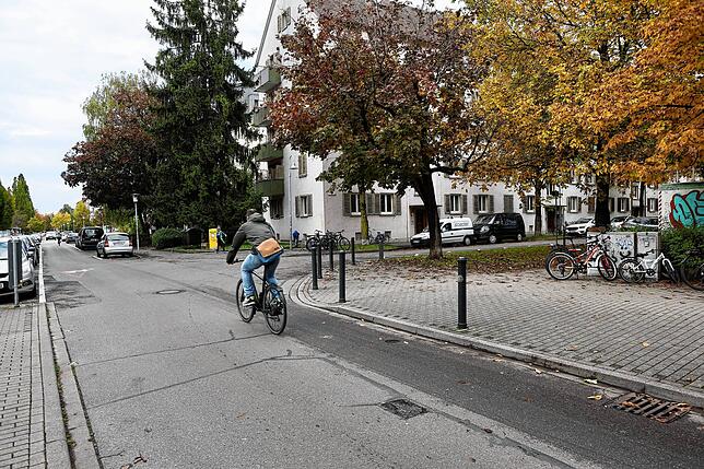 Hier in der Wallgutstraße, noch vor der Einmündung in die Zasiusstraße (rechts im Bild), soll ein Zebrastreifen mit Beleuchtung gebaut ...