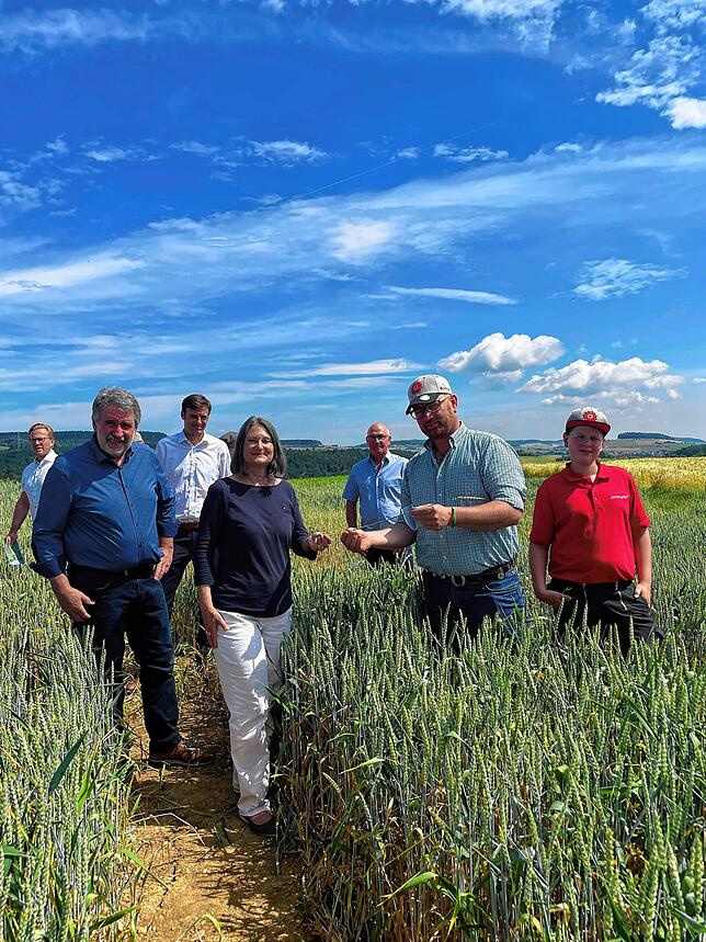 Hier ist sie in ihrem Element, beim Tag der Landwirtschaft auf dem Lauterbach-Hof in Tengen: Landwirt Stefan Leichenauer (Zweiter von ...