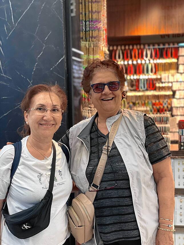 Die Rentnerinnen Hayrünissa und Sükran beim Einkauf auf dem Tahtakale-Markt.