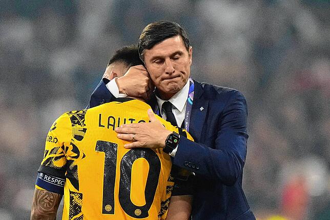 Der ehemalige Spieler von Inter Mailand, Javier Zanetti, rechts, umarmt den Mannschaftskapitän von Inter Mailand, Lautaro Martinez, nach ...
