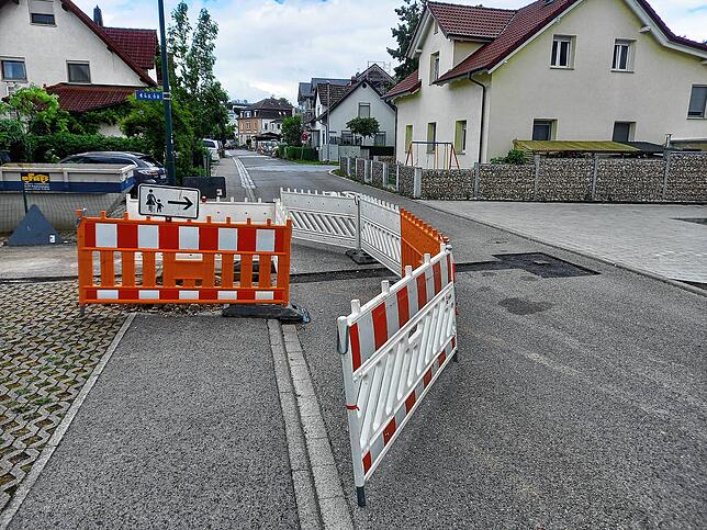 100 Meter von der Dauerbaustelle entfernt, ist aktuell noch eine andere, kleinere Baustellenabsperrung. Auch sie verengt den Schießstattweg.