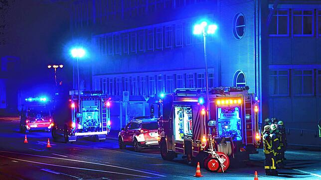 Die Feuerwehr, hier bei einem nächtlichen Einsatz am neuen PE-Gebäude im November, rückt immer mit einem kompletten Löschzug aus, der in ...