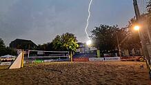 Da zucken die Blitze: Das Unwetter über dem Überlinger Landungsplatz, wo derzeit die Beach Days stattfinden.