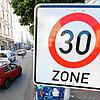 Unser Symbolbild zeigt ein Verkehrsschild in Deutschland, das auf eine Tempo-30-Zone hinweist. Ein 39-Jähriger fuhr während er das Navi ...