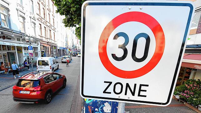 Unser Symbolbild zeigt ein Verkehrsschild in Deutschland, das auf eine Tempo-30-Zone hinweist. Ein 39-Jähriger fuhr während er das Navi ...