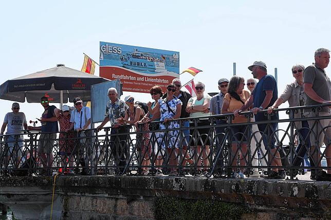 Bild 8: In der Nussschale durch den Konstanzer Trichter? Die Einbaum-Regatta lockt Besucher an (Teil 2)