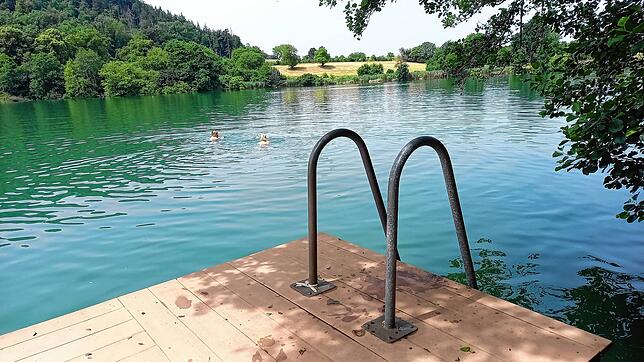 Der Steißlinger See lädt zum Baden ein, hier ein Einstieg vom Steg aus.