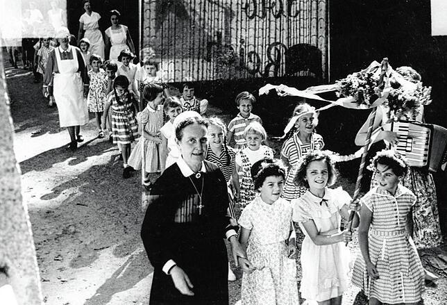 Solche Fotos wurden in den 50er-Jahren vom DRK zur Werbezwecken inszeniert. Hier begleiten Schwestern des DRK eine Gruppe Mädchen bei ...