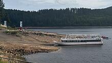Viel Ufer, wenig Wasser: Doch das Schliff Schluchsee fährt mittlerweile auf dem Schluchsee.