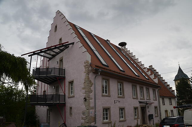 Gleicher Blickwinkel nach viel Arbeit: Am nördlichen Zinnengiebel des ehemaligen Vogtshofs sind jetzt Holzbalkone angebracht.