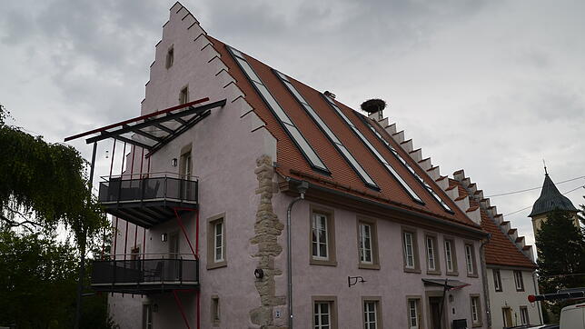 Gleicher Blickwinkel nach viel Arbeit: Am nördlichen Zinnengiebel des ehemaligen Vogtshofs sind jetzt Holzbalkone angebracht.
