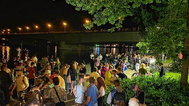 Massenparty am Seehrein: In der Nähe der Schänzlebrücke hatten sich in der Nacht von Samstag auf Sonntag laut Schätzungen der Polizei ...