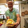 Zafir Ekincioglu hält einen frisch zubereiteten Döner Kebab in die Kamera. Diesen für kleines Geld anzubieten, wird für ihn immer ...