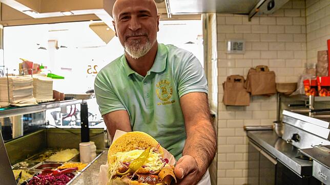 Zafir Ekincioglu hält einen frisch zubereiteten Döner Kebab in die Kamera. Diesen für kleines Geld anzubieten, wird für ihn immer ...