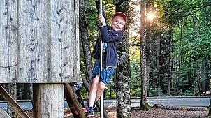 Jede Menge Spaß in der Natur: Philipp ist begeistert von den Spielmöglichkeiten im Wald bei Ühlingen-Birkendorf. Was es am Hochrhein und ...