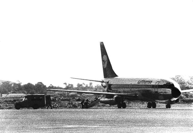Somalia, Mogadischu: Das am 13. Oktober 1977 entführte Flugzeug „Landshut“ steht nach der Landung auf dem Rollfeld. Die deutsche ...