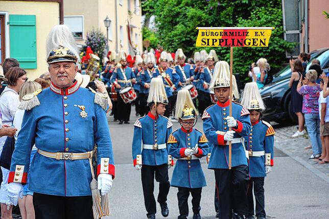 Die Sipplinger Bürgermiliz als Gastgeberin ging an der Spitze des Umzugs, links Kommandant Adrian Staiger.