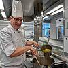 Vegan und Weihnachtsessen passt nicht zusammen? Frank Wälde beweist das Gegenteil. Der Koch hat ein festliches Vier-Gänge-Menü kreiert.