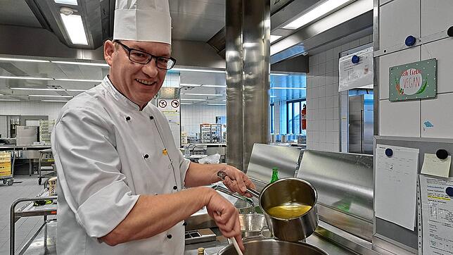 Vegan und Weihnachtsessen passt nicht zusammen? Frank Wälde beweist das Gegenteil. Der Koch hat ein festliches Vier-Gänge-Menü kreiert.