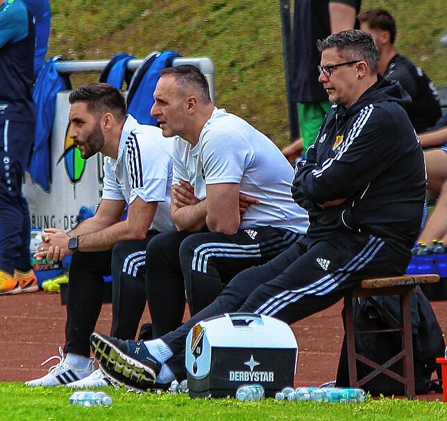 Geduldsfaden vor dem Zerreißen: Trainer Michael Hagmann (links) und seine Assistenten Raffaele Cella und Oliver Neff (rechts) mussten ...