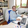 Victoria Huber an ihrem neuen Arbeitsplatz im Bürgerservice erwartet die Bürger mit einem Lächeln.