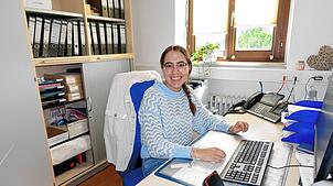 Victoria Huber an ihrem neuen Arbeitsplatz im Bürgerservice erwartet die Bürger mit einem Lächeln.