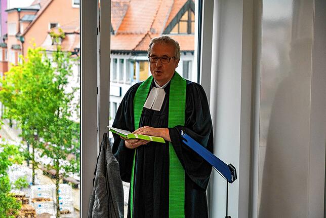 Dekan Wolfgang Rüter-Ebel bei der Einsegnung der neuen Räume am Marktplatz in Schwenningen im Juli 2019.
