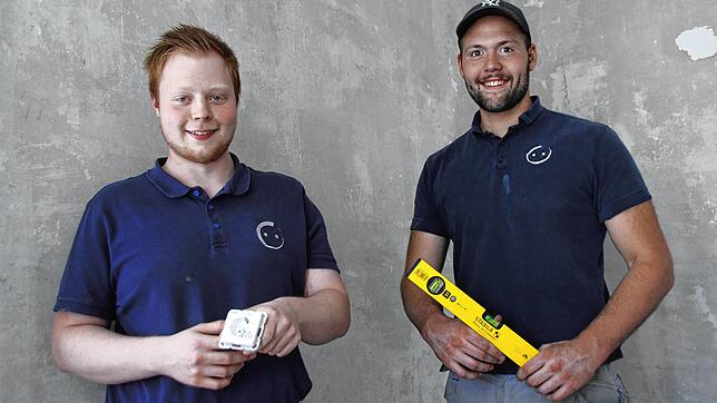 Nick Bertsche (links) und Jonas Melinat, beide 21, sind Auszubildende für den Beruf des Elektronikers. Gleichzeitig fungieren sie als ...