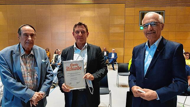 Der neue Ehrenvorsitzende Christian Straub (Mitte) mit den beiden Ehrenvorsitzenden Hans Studinger (links) und Horst Seipp, die Straub ...