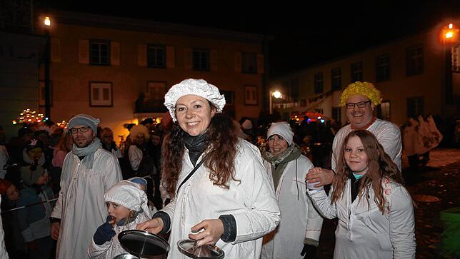 Bild 26: Schmotziger Dunschtig: Ho Narro! Im Schlafgewand geht&lsquo;s durch die Altstadt