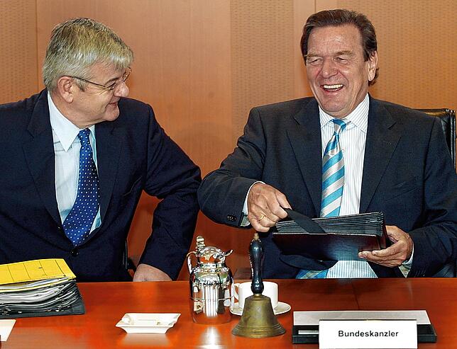 Verstehen sich: der damalige Bundeskanzler Gerhard Schröder (rechts) und Außenminister Joschka Fischer 2005 zu Beginn einer ...