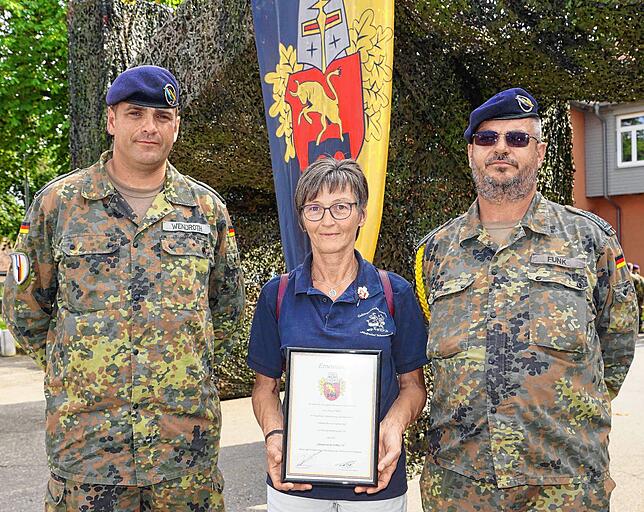Irmgard Müller wird von Johannes Wendroth (links) und Martin Funk geehrt.