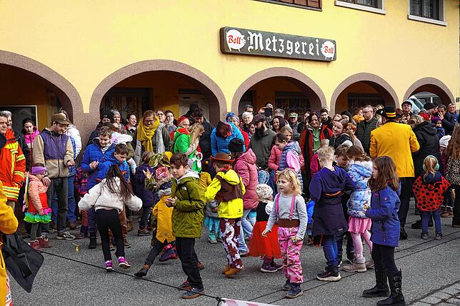 Bild 10: Hier sind die besten Bilder vom Narrenbaumstellen in Görwihl