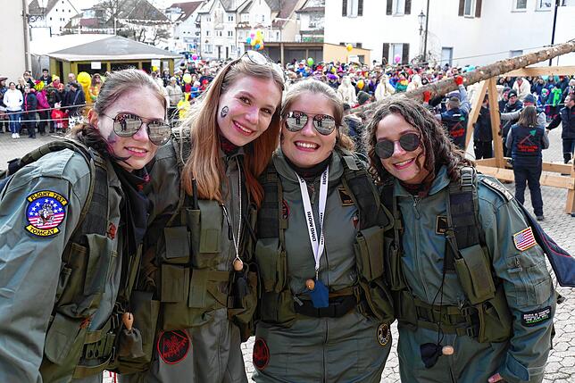 Lea, Jule, Julia und Marlene (von links) – die vier Pilotinnen des Jahrgangs 2005 – feuern ihre Jungs beim Stellen des Narrenbaums ...