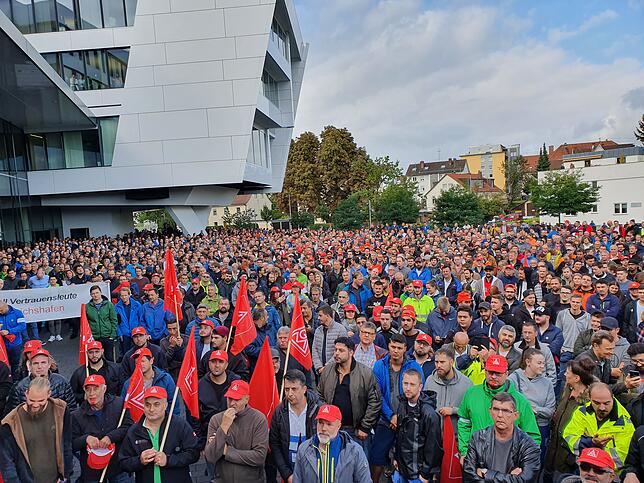 Bild 4: 5000 ZF-Mitarbeiter gehen aus Angst vor der Zukunft auf die Straße