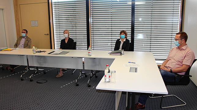Pressekonferenz mit Mundschutz: Sozialdezernent Frank Veser, Landrätin Stefanie Bürkle, Ulrike Hart, stellvertretende Leiterin des ...