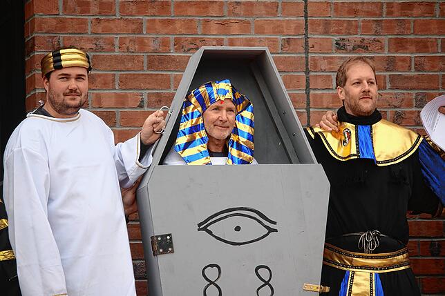 Bild 6: Rathaussturm Salem: Pharao Manfred Härle ist abgesetzt