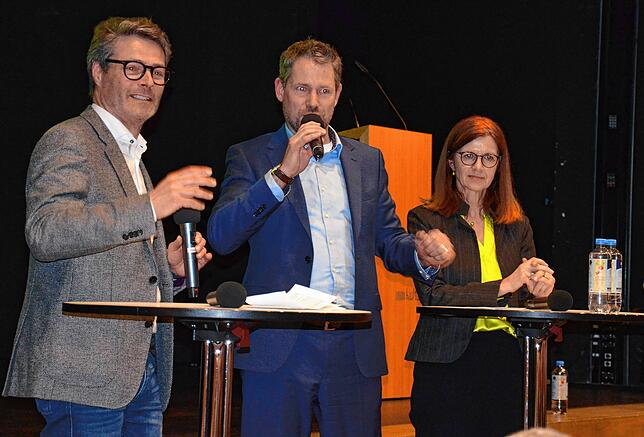 Landrat Luca Prayon (Mitte) mit dem Moderatoren- und Mediatoren-Duo Wolfram Dreier und Claudia Bollig.