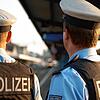 Beamte der Bundespolizei warten am Bahnsteig.