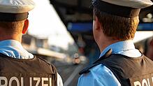Beamte der Bundespolizei warten am Bahnsteig.