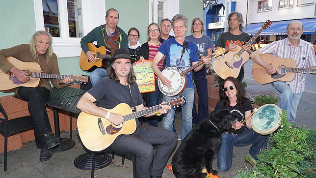 Die lockere musikalische Gemeinschaft des Flying-Folk-Circus existiert jetzt bereits seit acht Jahren. Jetzt freuen sich die Musiker auf ...