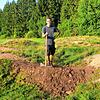 Jugendleiter Simon Wider beim Optimieren des des &bdquo;Pumptracks&ldquo; im unteren Teil des Bikeparks.