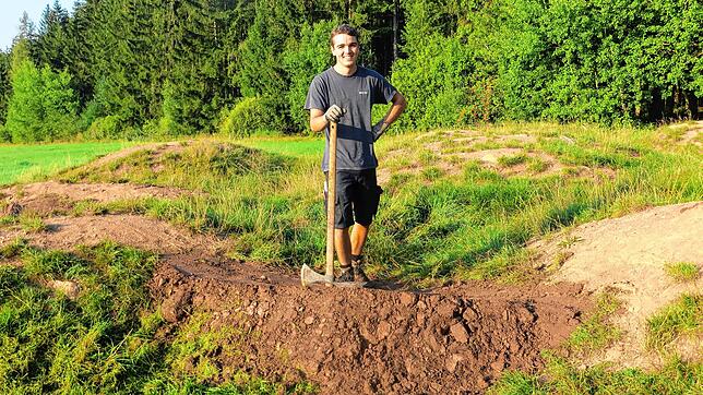 Jugendleiter Simon Wider beim Optimieren des des &bdquo;Pumptracks&ldquo; im unteren Teil des Bikeparks.