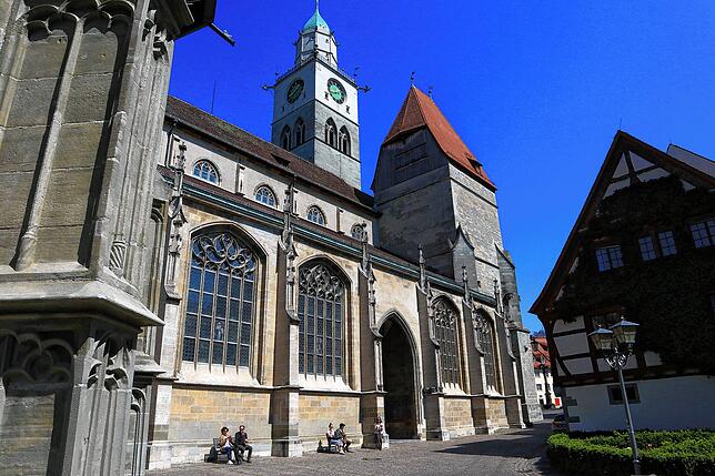 Das Überlinger Münster mit dem Nordturm im Hintergrund und dem nie vollendeten Südturm im Vordergrund, in dem die Osanna-Glocke hängt.