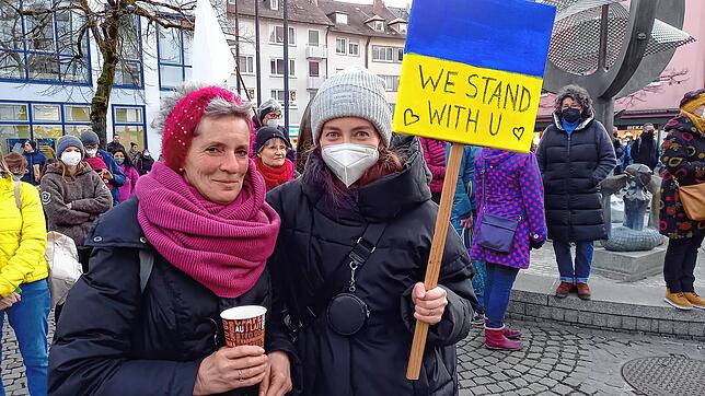 Irene und Theresa Potzmann (von links): Mutter und Tochter positionieren sich gegen Krieg.