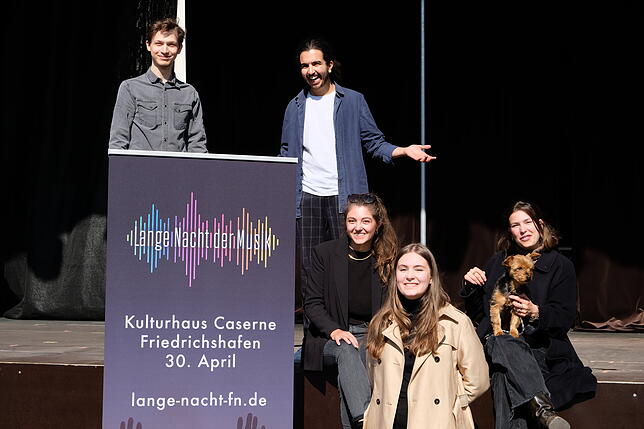 Die Studierenden aus dem Organisationsteam freuen sich auf die Lange Nacht der Musik (von links: Louis Steinbronn, Souhaxb Ettahiri, ...