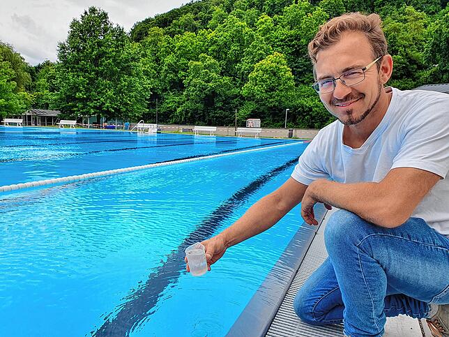 Frank Dietrich-Vercrüße schöpft Wasser aus dem Schwimmerbecken. Trotz technischer Messvorrichtungen wird der Chlorgehalt weiterhin ...
