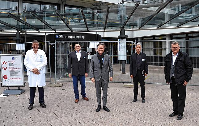 Minister Manne Lucha (Mitte) besuchte 2021 zusammen mit Friedrichshafens Oberbürgermeister Andreas Brand (rechts) das Klinikum ...